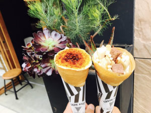 CREPE STAND HONEY